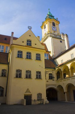 Bratislava, Slovakya-1 Nisan 2019: Bratislava ana meydanında eski Belediye Binası (Bratislava Şehir Müzesi (MESTSKE Muzeum)) avlu