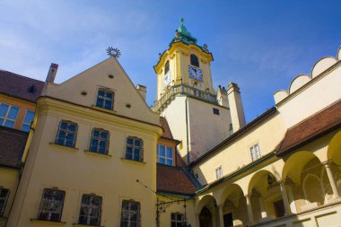 Bratislava, Slovakya-1 Nisan 2019: Bratislava ana meydanında eski Belediye Binası (Bratislava Şehir Müzesi (MESTSKE Muzeum)) avlu