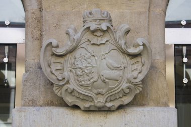 Bratislava, Slovakya-1 Nisan 2019: Bratislava 'daki ana meydanda Bratislava Şehir Müzesi (MESTSKE Muzeum) üzerinde ceket kolları