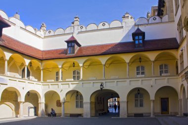Bratislava, Slovakya-1 Nisan 2019: Bratislava ana meydanında eski Belediye Binası (Bratislava Şehir Müzesi (MESTSKE Muzeum)) avlu