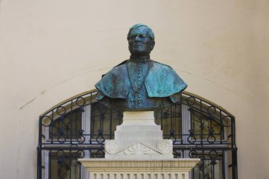 Bratislava, Slovakya-1 Nisan 2019: Bratislava eski Belediye Binası (Bratislava Şehir Müzesi (MESTSKE Muzeum)) avlusunda Romer Floris büstü