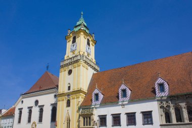 Bratislava, Slovakya-1 Nisan 2019: Bratislava ana meydanında eski Belediye Binası çan kulesi