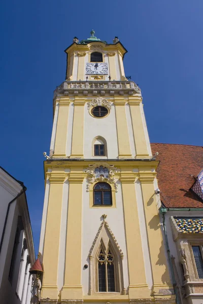 Μπρατισλάβα Σλοβακία Απριλίου 2019 Καμπαναριό Του Παλιού Δημαρχείου Στην Κεντρική — Φωτογραφία Αρχείου