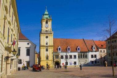 Bratislava, Slovakya-1 Nisan 2019: Bratislava ana meydanında eski Belediye Binası