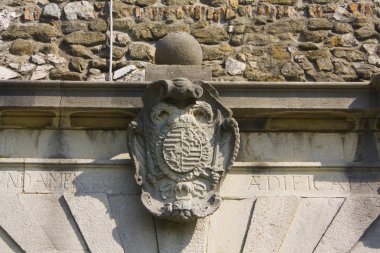 Bratislava, Slovakya - 1 Nisan 2019: Bratislava Kalesi'nin kapısı (girişi) altında arma 