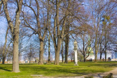 Bratislava, Slovakya - 1 Nisan 2019: Bratislava Kalesi yakınlarındaki parkta dini heykel 