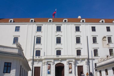 Bratislava, Slovakya-1 Nisan 2019: Bratislava Castle güneşli bir gün