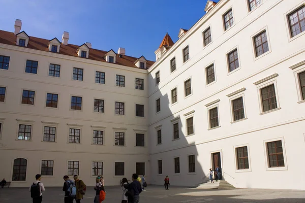 布拉迪斯拉发 斯洛伐克 2019年4月1日 阳光明媚的布拉迪斯拉发城堡庭院 — 图库照片