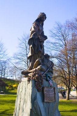 Bratislava, Slovakya-1 Nisan 2019: Bratislava Kalesi yakınındaki Alzbeta Durinska Anıtı 