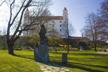 Bratislava, Slovakya-1 Nisan 2019: Bratislava Kalesi yakınındaki Alzbeta Durinska Anıtı 