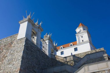 Bratislava, Slovakya-1 Nisan 2019: Bratislava Castle güneşli bir gün
