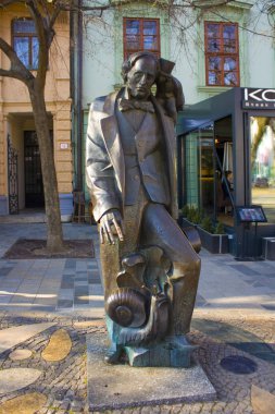 Bratislava, Slovakya-1 Nisan 2019: Bratislava eski kentinde Hans Christian Andersen Anıtı