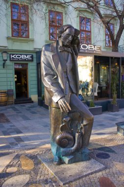 Bratislava, Slovakya-1 Nisan 2019: Bratislava eski kentinde Hans Christian Andersen Anıtı