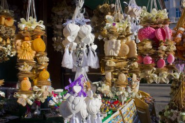 Bratislava, Slovakya-1 Nisan 2019: el yapımı aksesuarlar ve bir halat üzerinde renkli doğal bitkisel sabunlar-Slovakya 'dan orijinal Hediyelik eşya