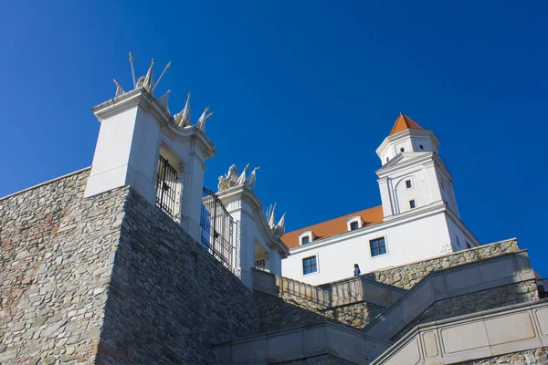 Bratislava, Slovakya-1 Nisan 2019: Bratislava Castle güneşli bir gün