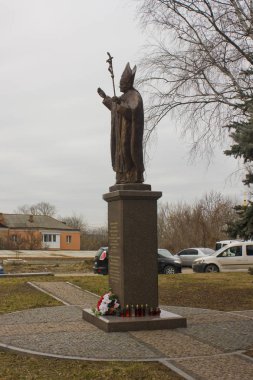 Zhytomyr, Ukrayna-24 Şubat, 2019: Aziz Sophia Cathedra yakınlarındaki Papa John Paul II Anıtı