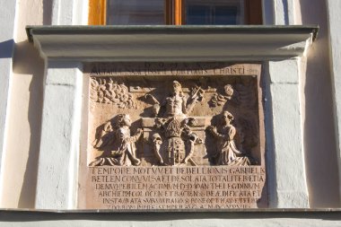 Bratislava, Slovakya-1 Nisan 2019: Bratislava eski kent eski binaların heykel dekorasyon