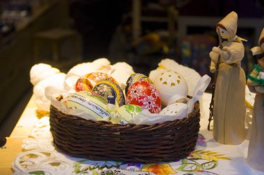 Bratislava, Slovakya - 1 Nisan 2019: Bratislava'daki hediyelik eşya dükkanında el boyaması paskalya yumurtası ve bebek sepeti