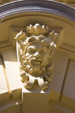 Bratislava, Slovakya-1 Nisan 2019: Bratislava eski kent eski binaların heykel dekorasyon