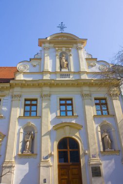 Bratislava, Slovakya - 1 Nisan 2019: Meryem Ana'nın Ziyareti Kilisesi ve Bratislava'daki Merhametli Kardeşler Manastırı 