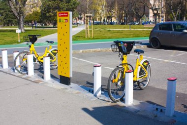 Bratislava, Slovakya - 1 Nisan 2019: Bratislava'da bisiklet kiralama hizmeti