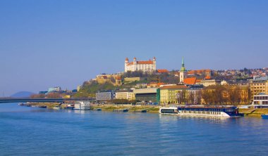 Bratislava, Slovakya - 1 Nisan 2019: Eski tramvay köprüsünden Bratislava Kalesi manzarası