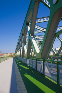 Bratislava, Slovakya - 1 Nisan 2019: Tuna nehri üzerindeki Bratislava tramvay yeşil köprüsü
