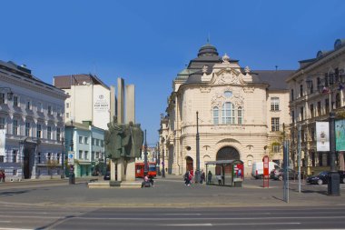 Bratislava, Slovakya - 1 Nisan 2019: Bratislava Eski Kenti'ndeki Ludovt Str ve öğrencilerin anıtsal toplulukları