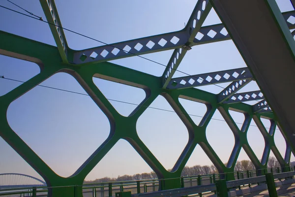 布拉迪斯拉发 斯洛伐克 2019年4月1日 布拉迪斯拉发电车绿色大桥在多瑙河上 — 图库照片