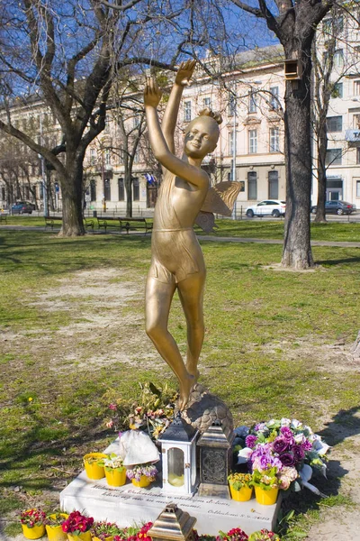 Bratislava Slowakei April 2019 Denkmal Für Ein Tanzendes Mädchen Mit — Stockfoto
