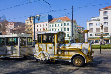 Bratislava, Slovakya-1 Nisan 2019: Bratislava eski kenti 'nde turistik seyahat otobüsü