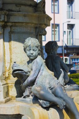 Bratislava, Slovakya - 1 Nisan 2019: Ulusal Bratislava Tiyatrosu'ndan önce Ganymed çeşmesinin parçası