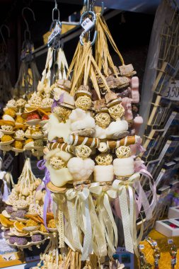 Bratislava, Slovakya-1 Nisan 2019: el yapımı aksesuarlar ve bir halat üzerinde renkli doğal bitkisel sabunlar-Slovakya 'dan orijinal Hediyelik eşya