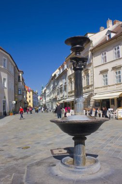 Bratislava, Slovakya-1 Nisan 2019: Bratislava eski kent ana Sokağı