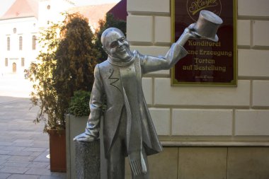 Bratislava, Slovakya-1 Nisan 2019: Bratislava 'nın eski kentinde Schone naci heykeli