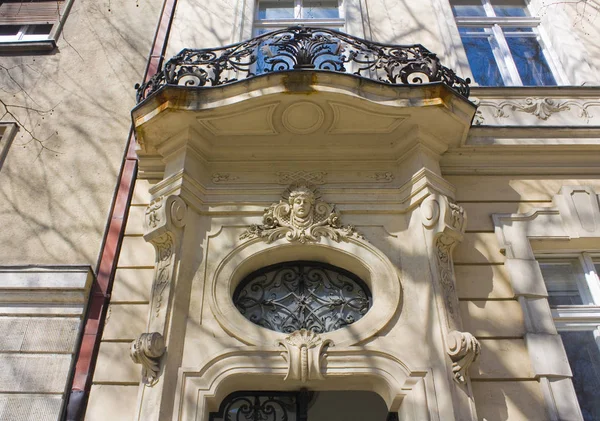 斯洛伐克布拉迪斯拉发 2019年4月1日 布拉迪斯拉发老城区旧建筑的雕塑装饰 — 图库照片