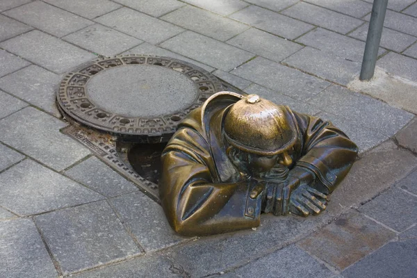 Bratislava Slowakije April 2019 Bronzen Sculptuur Van Loodgieter Cumil Bratislava — Stockfoto