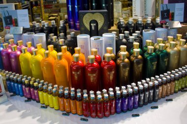 Bratislava, Slovakya-1 Nisan 2019: Tatratea (aka Tatra CAJ) tipik Slovakça likör Karloff Distillery tarafından yüksek Tatra Dağları üretir