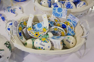 Bratislava, Slovakya - 1 Nisan 2019: Bratislava'daki vitrinde seramik hediyelik eşyalar