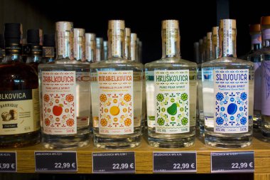 Bratislava, Slovakya - 1 Nisan 2019: Slivovice şişeleri - Slovakya'da damson erikten yapılan geleneksel slovak meyve brendi