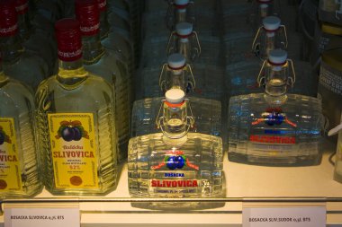 Bratislava, Slovakya - 1 Nisan 2019: Slivovice şişeleri - Slovakya'da damson erikten yapılan geleneksel slovak meyve brendi