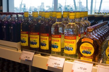 Bratislava, Slovakya - 1 Nisan 2019: Slivovice şişeleri - Slovakya'da damson erikten yapılan geleneksel slovak meyve brendi