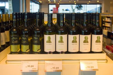 Bratislava, Slovakya - 1 Nisan 2019: Bratislava'daki duty free mağazasında raflarda farklı şişeler bulunan şarap mağazası