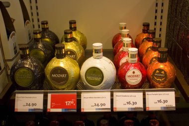 Bratislava, Slovakya - 1 Nisan 2019: Mozart Çikolatalı Krema - Avusturya'dan Sütlü Çikolata Liquer