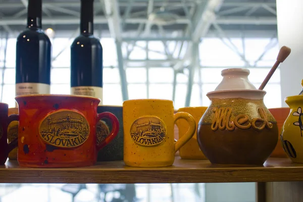 Bratislava, Slovakya - 1 Nisan 2019: Bratislava'daki vitrinde seramik hediyelik eşyalar