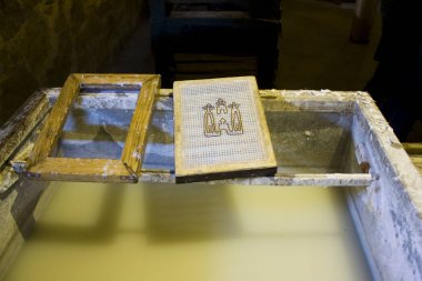 Radomysl, Ukrayna - 18 Mayıs 2019: Ukrayna'daki ünlü Radomysl Kalesi'nin atölyesinde kağıt yapmak için eski çerçeveler