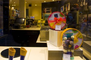 Belçika, Brüksel - 1 Mayıs 2019: Brüksel'de Belçika çikolatası ile vitrin