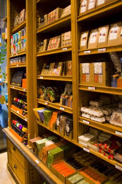 Belçika, Brüksel - 1 Mayıs 2019: Brüksel'de Belçika çikolatalı bir mağazanın içi