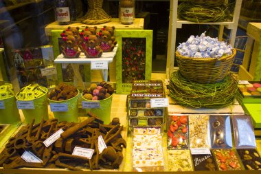 Belçika, Brüksel - 1 Mayıs 2019: Brüksel'de Belçika çikolatası ile vitrin