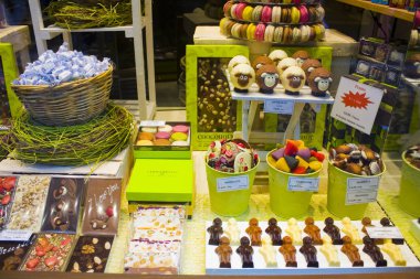 Belçika, Brüksel - 1 Mayıs 2019: Brüksel'de Belçika çikolatası ile vitrin